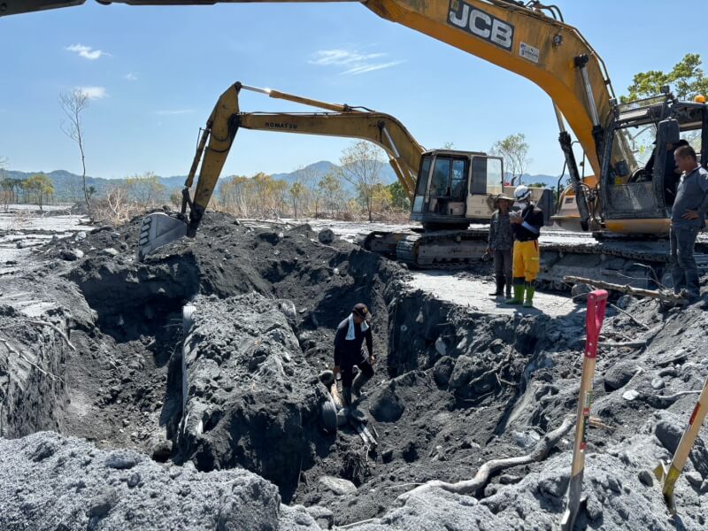 花蓮馬太鞍溪堰塞湖溢流重創光復鄉，8日砂石場附近尋獲車輛內有罹難者，身分為失聯砂石場老闆娘。（民眾提供）中央社記者張祈傳真　114年10月8日