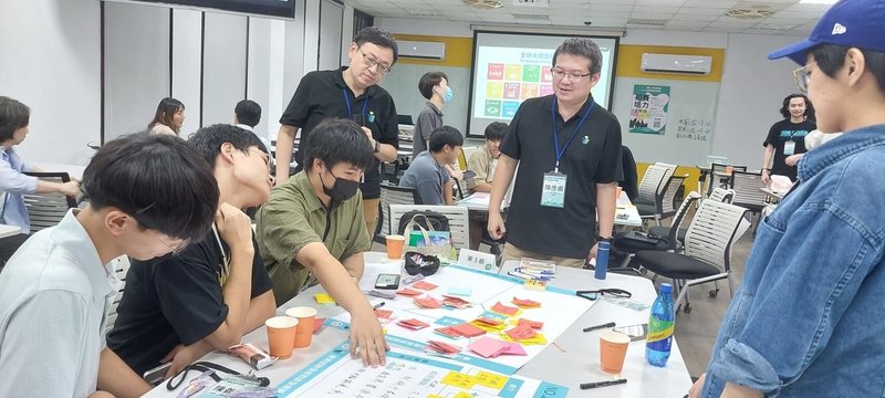「114學年度全國人文社會永續行動創新應用競賽」首度和「運輸資料流通服務平台（TDX）」合作，設立運輸資料應用獎項。圖為培力工作坊中，教授協助學生發想提案，進而解決生活中的各種問題。（教育部提供）中央社記者陳至中台北傳真　114年10月8日