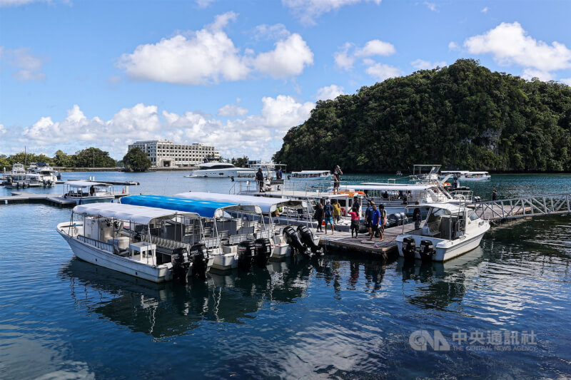 圖為帛琉一處碼頭的觀光遊艇。（中央社檔案照片）