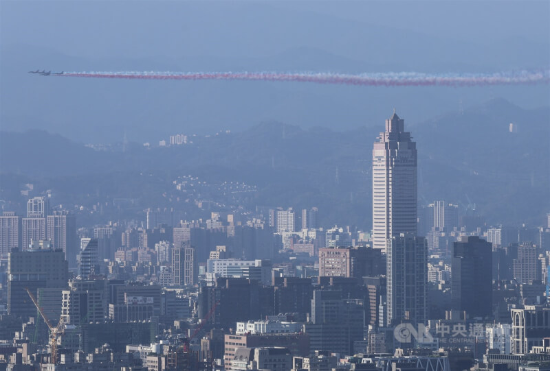 勇鷹高教機隊8日上午飛過台北市區上空施放彩煙,場面壯觀。中央社記者趙世勳攝 114年10月8日