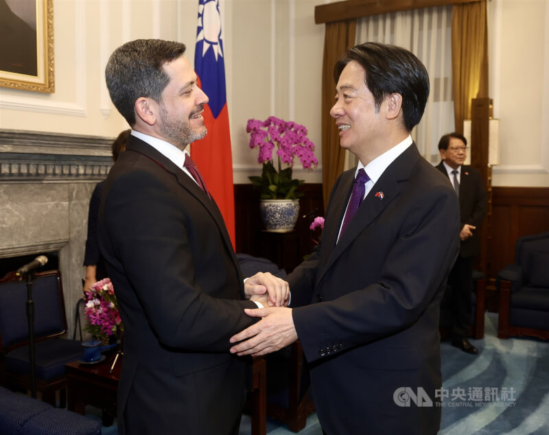 總統賴清德（前右）8日在總統府接見巴拉圭共和國眾議院議長拉托雷（左）所率訪團，歡迎他們來訪台灣。中央社記者張皓安攝　114年10月8日