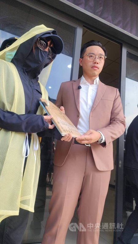 高雄孫姓女代書日前墜樓亡，家屬8日舉行記者會，並拿出孫婦遺書控訴，指孫婦是遭鳳山某宮廟聯手代銷業者吸金詐騙，致孫婦和親友遭詐新台幣上億元。警方證實7月已受理孫婦報案並偵辦中。（珍惜生命，自殺不能解決問題，生命一定可以找到出路。如果需諮商或相關協助可撥生命線專線「1995」或張老師服務專線「1980」。）中央社記者洪學廣攝　114年10月8日