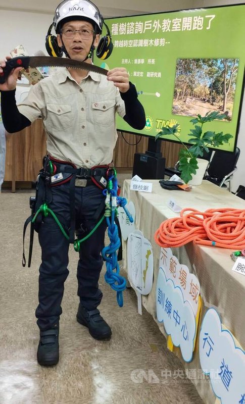 農業部林業試驗所8日舉行記者會,宣布種樹諮詢戶外教室開跑,林試所太麻里研究中心副研究員葉定宏(圖)負責實務教導樹木修剪,推廣單主幹結構修剪,讓行道樹可以健康成長、堅守崗位。中央社記者汪淑芬攝 114年10月8日