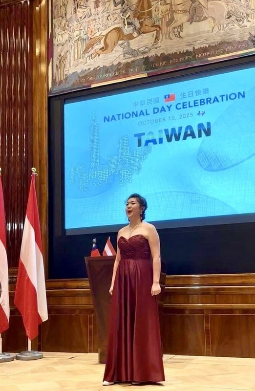 駐奧地利代表處於當地時間7日舉行中華民國114年國慶酒會，旅奧青年女中音楊鈞淇（圖）獻唱台灣歌曲「望春風」與「台灣翠青」，渾圓音色帶來深厚情感。（駐奧地利代表處提供）  中央社記者趙靜瑜傳真  114年10月8日