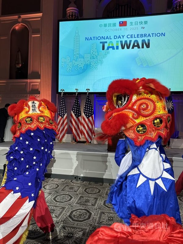 紐約各界慶賀中華民國114年國慶,由中華公所醒獅團熱鬧開場。中央社記者廖漢原紐約攝 114年10月8日