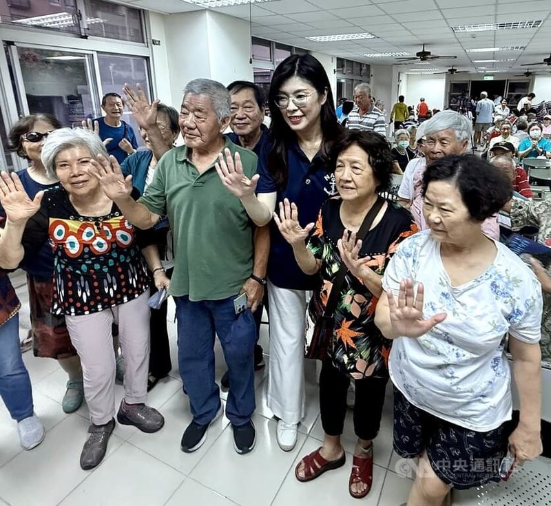 國民黨主席候選人鄭麗文(前右3)8日南下高雄左營眷村造勢,並與支持者們合影。中央社記者董俊志攝 114年10月8日