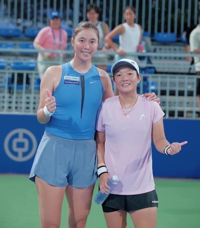 在中國舉行的武漢女網賽，屬於世界女子職業網球協會（WTA）千分等級賽事，台灣女將詹皓晴（前左）與中國搭檔蔣欣玗（前右）8日在女雙16強戰擊敗對手，順利搶下8強門票。（詹皓晴提供）中央社記者陳容琛傳真　114年10月8日