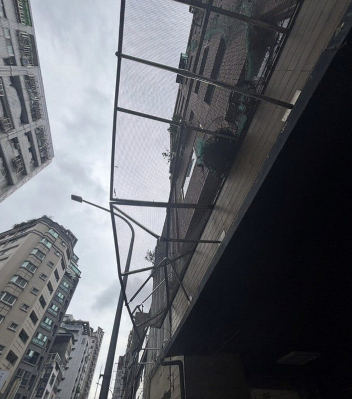 台北市勞動局8日表示，天水街外牆磁磚修繕現場，因繩索固定在強度不足的不銹鋼水管上，鋼管遭拔斷後，繫固在繩索上作業的勞工從約8樓高處墜到2樓磁磚攔截網（圖）後，再墜落到1樓地面，幸2名受傷勞工意識清楚，無生命危險。（台北市勞動局提供）中央社記者楊淑閔傳真  114年10月8日