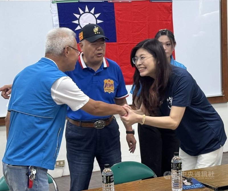 中國國民黨主席候選人鄭麗文(前右)8日在台南和黨員座談,她說,國民黨不能再垂頭喪氣,暮氣沉沉,而是要脫胎換骨,讓中生代接棒。中央社記者張榮祥台南攝 114年10月8日
