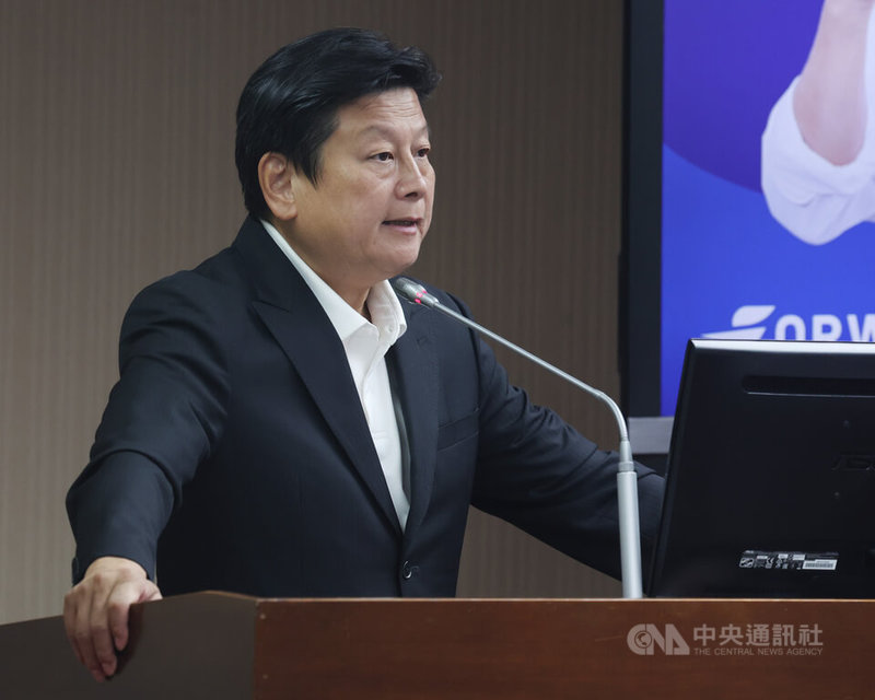 立法院社會福利及衛生環境委員會邀請環境部長、勞動部長及衛福部長，就「災後復原重建及清理因應作為」進行專題報告，並備質詢。國民黨立委傅崐萁（圖）質詢時表示，清溝應由國軍接手，不是讓手無寸鐵的志工執行，交給專業處理會更快。中央社記者張新偉攝　114年10月8日