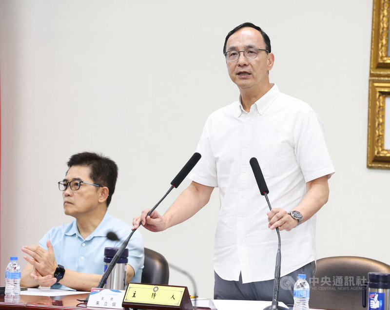 國民黨主席朱立倫（右）8日下午在國民黨中常會上表示，想要靠華府、美國總統川普、任何其他人創造兩岸和平，不如靠自己努力、靠民眾努力，這才是正道。圖左為國民黨祕書長黃健庭。中央社記者謝佳璋攝  114年10月8日