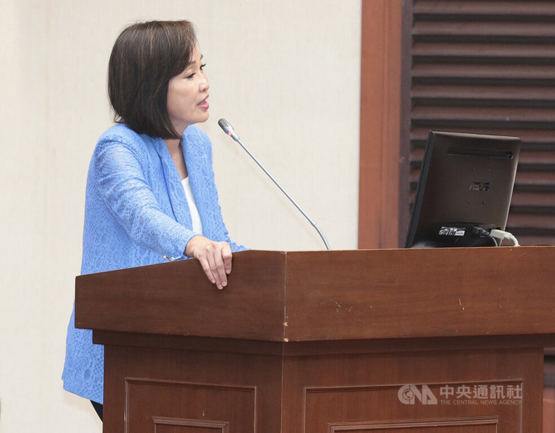 民進黨立委賴瑞隆8日在立法院表示，柯志恩與國民黨高雄市議會黨團誣指某涉嫌違法盜採砂石案與他的團隊有關，已正式委請律師提告國民黨立委柯志恩以正視聽。柯志恩（圖）回應，她受邀參加黨團記者會，會中沒有說出「賴瑞隆」3個字，且國民黨高雄市議員提出的質疑屬可受公評之事，批評賴瑞隆濫用司法資源，毫無民主素養。圖為柯志恩8日在立法院質詢。中央社記者張新偉攝　114年10月8日