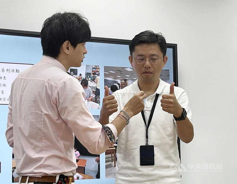 台北市教育局表示，北市高齡人口占比全國最高，10月為樂齡月，攜手各社教館所推出50多堂主題課，種類多元，包含學習變魔術，可拉近祖孫情。中央社記者楊淑閔攝　114年10月8日