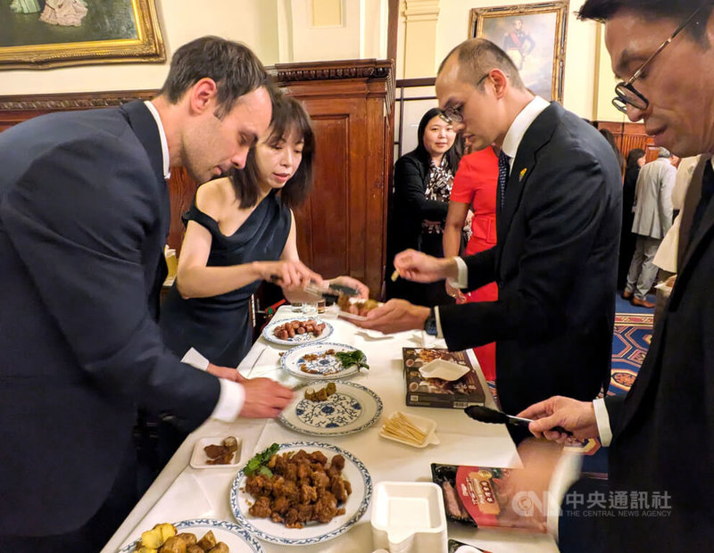 駐英國代表處7日晚間在倫敦舉行國慶酒會,供應香腸、珍珠奶茶、鹽酥雞、車輪餅、冰心地瓜等台灣特色小吃飲料。中央社記者陳韻聿倫敦攝 114年10月8日