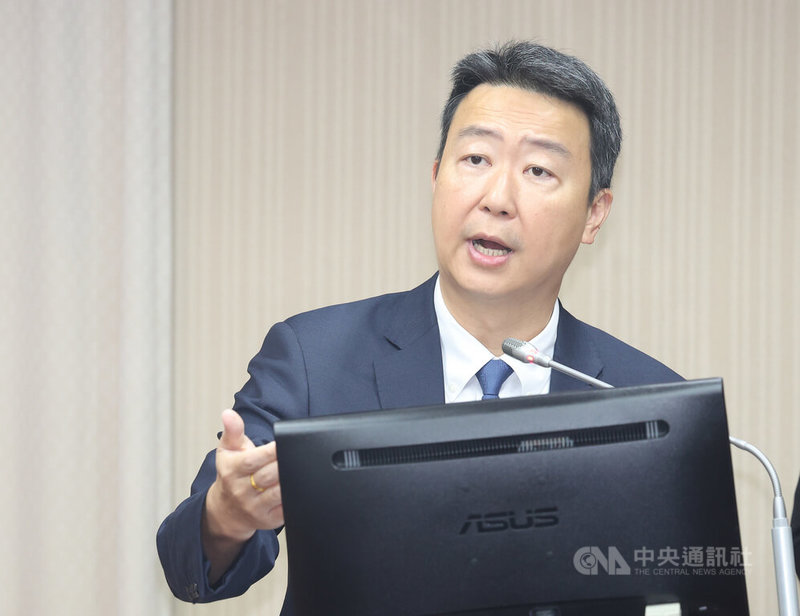 台鐵屢傳站務員遭受暴力事件，國民黨立委洪孟楷8日在立法院交通委員會表示將提案修法保障人員安全。對此，交通部長陳世凱（圖）表態支持，並強調保障旅客同時也要保障員工安全。中央社記者張新偉攝　114年10月8日