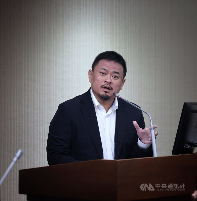 美國海關暨邊境保護局日前指出巨大公司涉強迫勞動。勞動部長洪申翰9日在立法院受訪表示,重要貿易夥伴國家越來越重視強迫勞動問題,會與經濟部進行通案檢視。圖為洪申翰列席立法院社會福利及衛生環境委員會備詢。中央社記者王飛華攝 114年10月9日