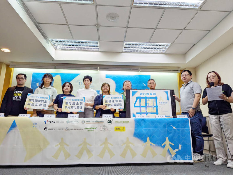 由10組環團發起,將於11月1日舉辦「為氣候而走 打造韌性台灣」遊行。環團代表9日在記者會中表示,遊行提出3大韌性主題,要求政府強化非核減碳目標、堅守非核減煤的能源轉型等,遊行起點為台北市政府東門廣場,邀百工百業一起上街。中央社記者張雄風攝 114年10月9日