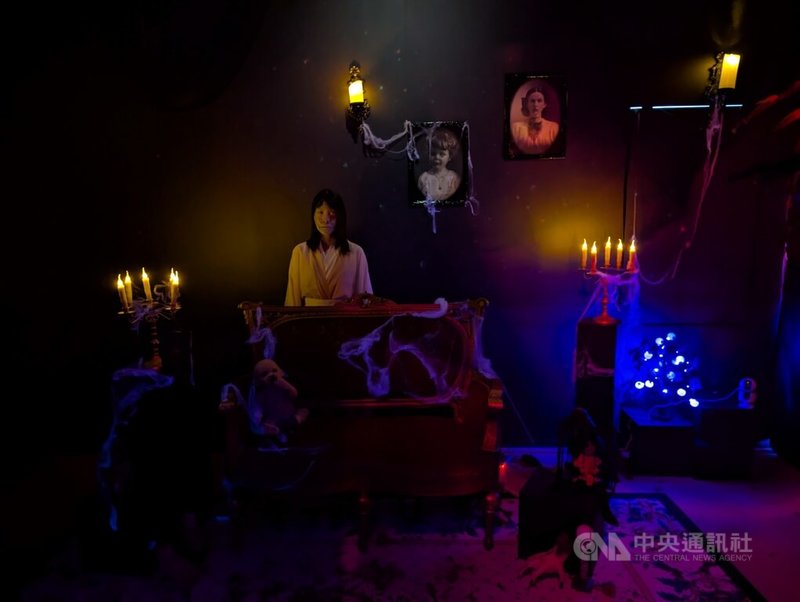 西洋萬聖節將至,台中大里藝術廣場10日起舉辦主題體驗展「萬聖夜光鬼屋」,結合夜光特效與沉浸式劇情,為民眾帶來驚悚與奇幻交錯的萬聖冒險。中央社記者蘇木春攝 114年10月9日