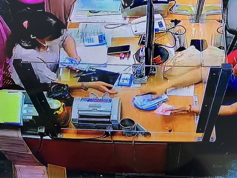 台南市王姓老翁同意女婿借名買車,哪知對方4年間積欠罰鍰、稅款520筆逾新台幣18萬元,使老翁名下土地遭行政執行署台南分署拍賣,所幸老翁兒子返國得知,協同父親到場說明,也繳清所有欠款,才保住土地不被拍賣。(行政執行署台南分署提供)中央社記者張榮祥台南傳真 114年10月9日