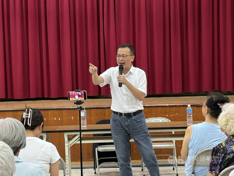 國民黨主席候選人羅智強(中)9日前往新北市新店黨員座談會爭取選票,強調會把停砍年金當作優先法案,找回國民黨光榮感、打破自卑感,他永遠在最前線衝鋒陷陣。中央社記者曹亞沿攝 114年10月9日