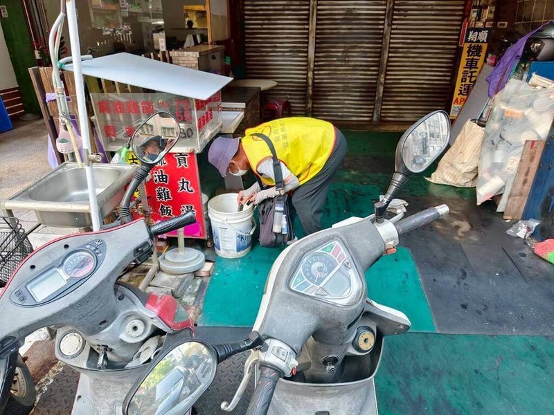 台南市114年第12例登革熱境外移入病例，個案是東區自強里男子，長期在柬埔寨工作，9月16日發病後返國就醫確診。圖為台南社區環境巡檢防治。（台南市政府提供）中央社記者張榮祥台南傳真　114年10月9日