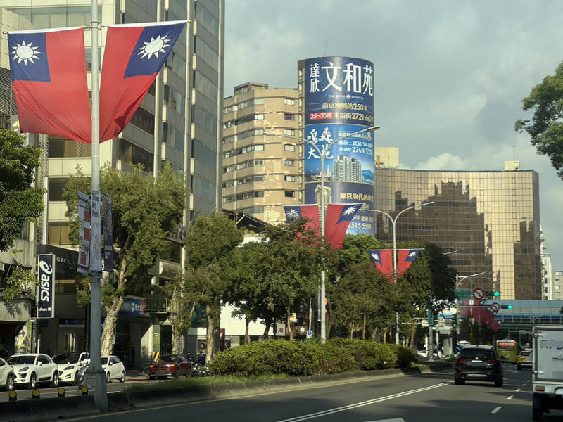 國慶晚會9日在台中登場,民進黨台中市議員陳俞融質疑,相較台北市街頭滿是國旗,台中市街頭顯得冷清。圖為台北市民權東路國旗飄揚景象。(陳俞融提供)中央社記者趙麗妍傳真 114年10月9日