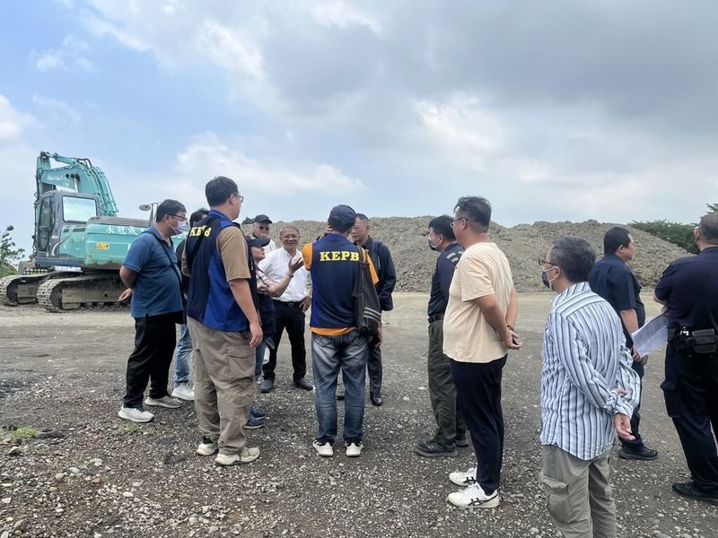 高雄市大坪頂山坡地保護區遭質疑違法開發、棄置廢棄物;高雄市政府9日表示,此為水利局污水工程承攬廠商依法承租的暫置場,現場也未堆置外來廢棄物,使用符合規定。(高雄市政府提供)中央社記者蔡孟妤傳真 114年10月9日