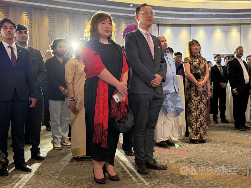 駐印度代表陳牧民(前排右1)與夫人(前排左1)帶領與會貴賓唱國歌。中央社記者李晉緯新德里攝 114年10月9日