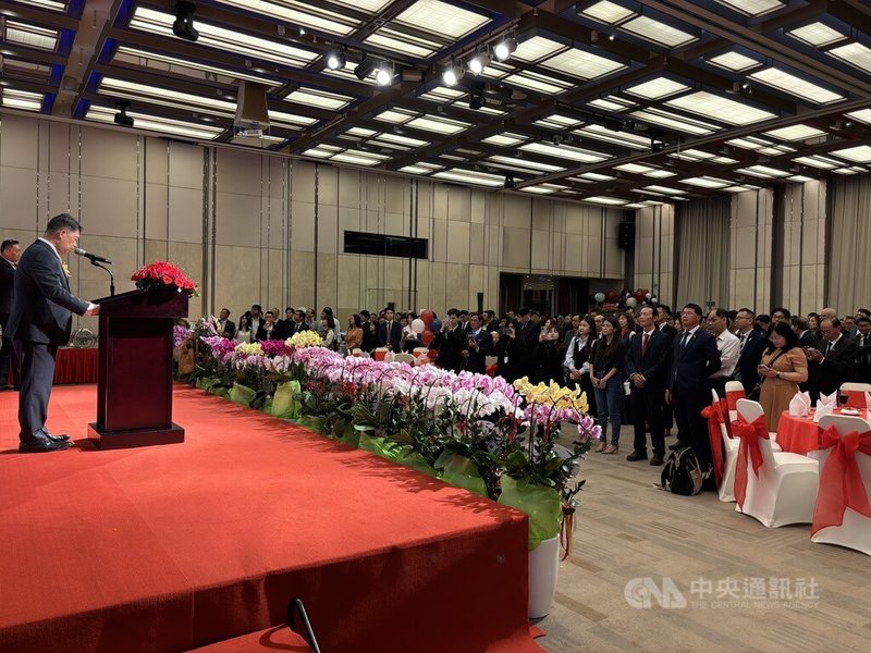 駐胡志明市辦事處8日晚間舉辦國慶酒會,南越地區企業商會領袖、政要與僑界約600人齊聚一堂,為中華民國慶生,也祝賀台越關係日益緊密。中央社記者曾婷瑄胡志明攝 114年10月9日