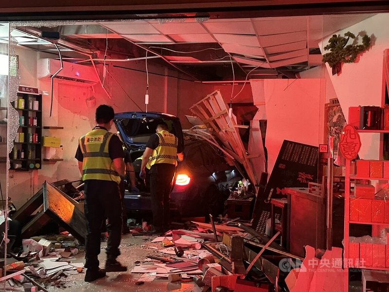 劉姓男子9日凌晨開車衝入台中西區1戶民宅，造成屋內1名婦人睡夢中遭撞當場死亡，屋內張姓男子與駕駛劉姓男子等2人送醫治療，警方獲報到場處理，全案正調查釐清。（翻攝照片）中央社記者蘇木春傳真　114年10月9日