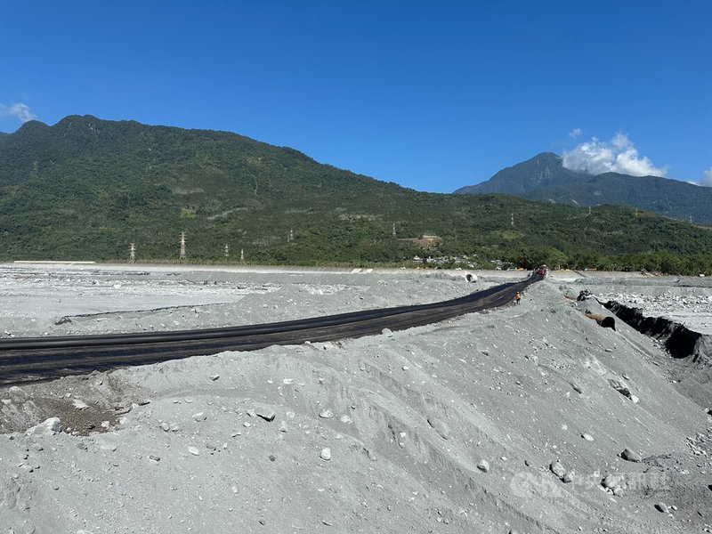 花蓮馬太鞍溪堰塞湖潰流沖斷馬太鞍溪橋,在工程人員日夜趕工的狀況下,10日下午3時台9線涵管便道就可以通車。中央社記者李先鳳攝 114年10月9日