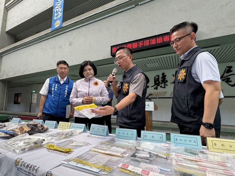雲林縣警察局9日舉辦雲林檢警聯手掃蕩槍毒記者會,各分局簡報查緝結果,雲林縣長張麗善(左2)至警察局頒發慰勉金,並聽取簡報。中央社記者姜宜菁攝 114年10月9日