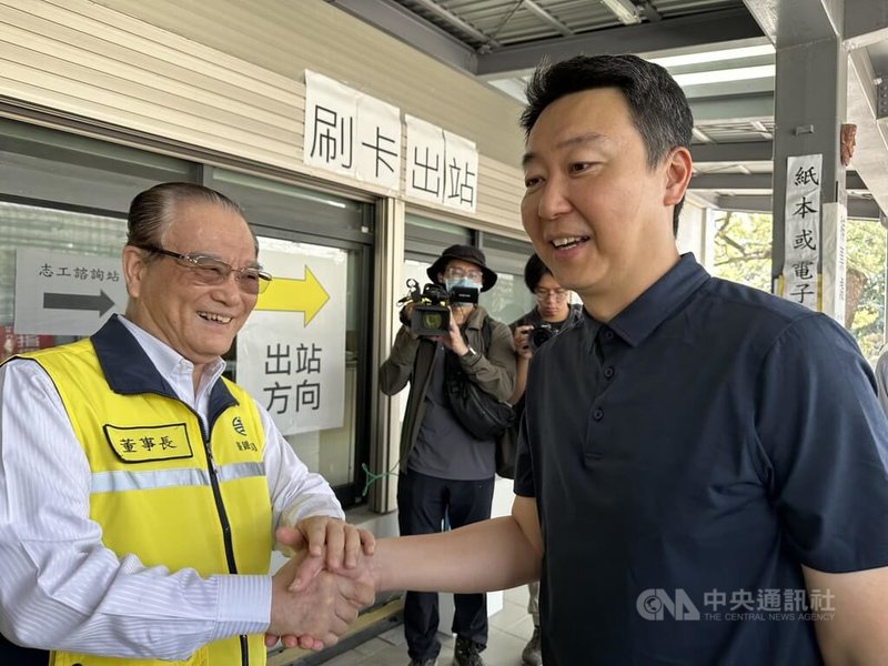 花蓮馬太鞍溪堰塞湖潰流造成嚴重災情,交通部長陳世凱(右)9日至光復視察,慰問台鐵工作人員辛苦。左為台鐵公司董事長鄭光遠。中央社記者李先鳳攝 114年10月9日