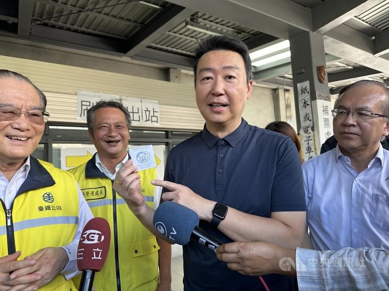 花蓮馬太鞍溪堰塞湖潰流造成嚴重災情,交通部長陳世凱(右2)9日至光復視察,感謝台鐵這段時間肩負起疏運重責,他拿起台鐵臨時票證,表示要帶回做紀念。中央社記者李先鳳攝 114年10月9日