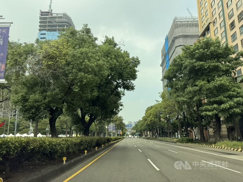 國慶晚會9日在台中市登場,民進黨台中市議員陳俞融質疑,台中市街頭未見國旗飄揚,國慶慶典氣氛不夠。中央社記者趙麗妍攝 114年10月9日