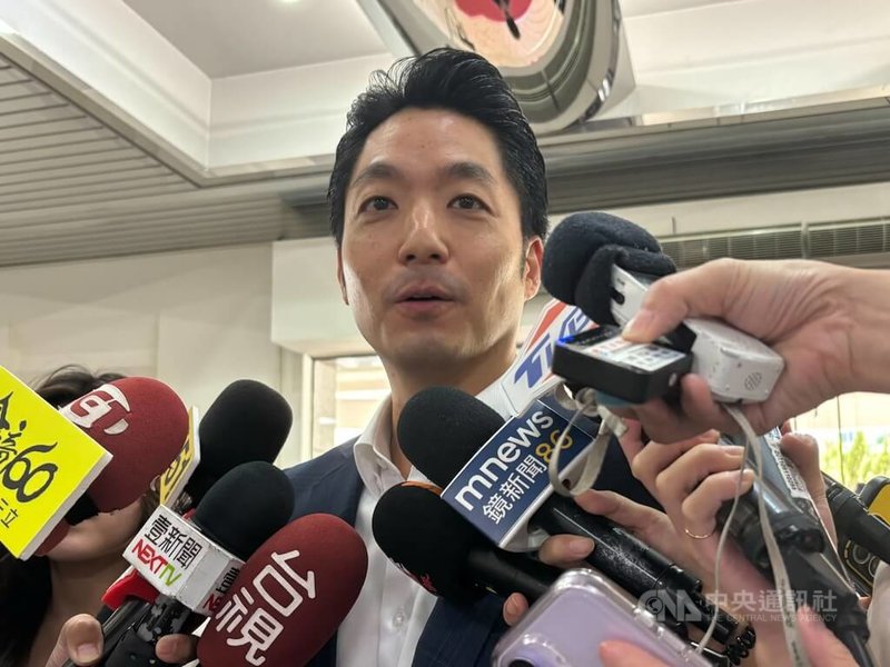 台北市議會民進黨團提案要市府增發新台幣2.1萬元現金,強化市民消費韌性、擴大內需,落實超徵就還稅於民的立法精神。市長蔣萬安(圖)9日受訪表示,將考量整體的財政狀況再來研議。中央社記者陳昱婷攝 114年10月9日