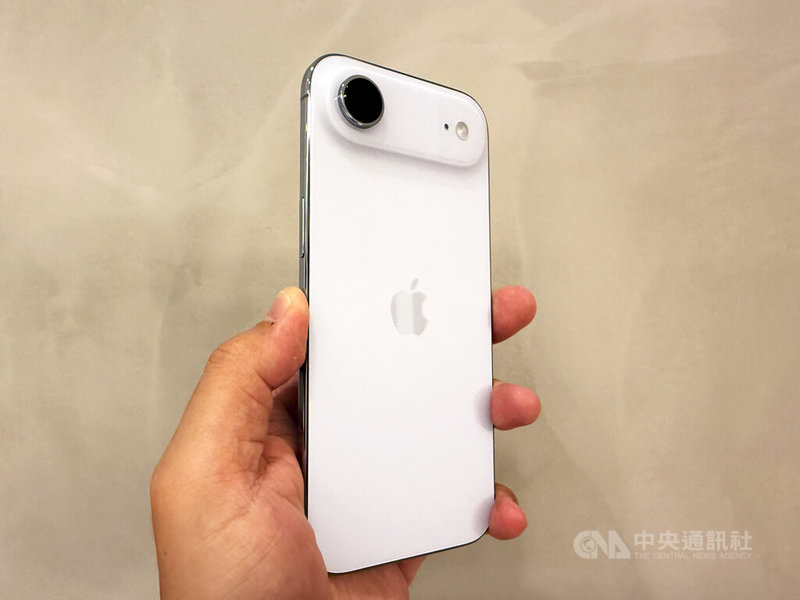 蘋果公司新推出的iPhone Air採用超輕薄設計,結合玻璃與鈦金屬邊框,專家實測電池續航力可達到2天1充,優於外界預期。中央社記者吳家豪攝 114年10月9日