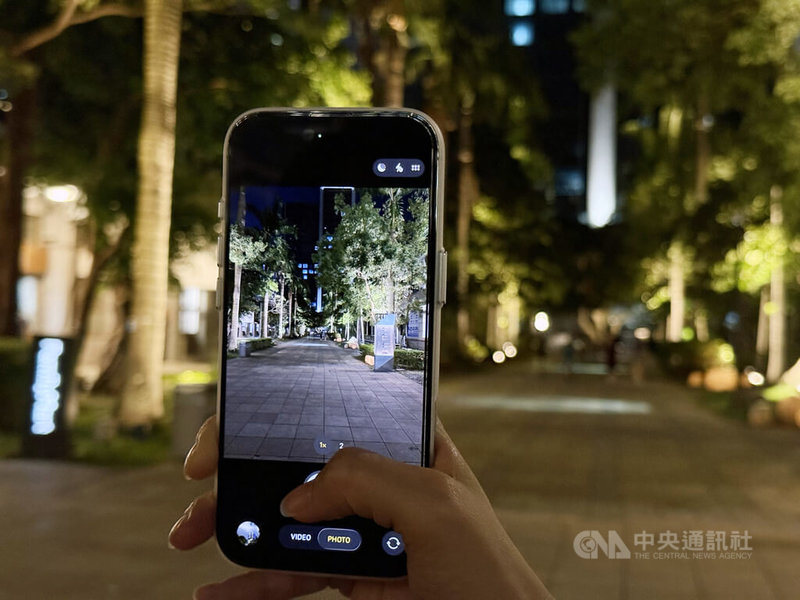 蘋果公司新推出超薄手機iPhone Air,後置主相機採用4800萬像素廣角鏡頭,夜拍噪點少,可清楚捕捉暗部細節,與旗艦機水準相當。中央社記者吳家豪攝 114年10月9日
