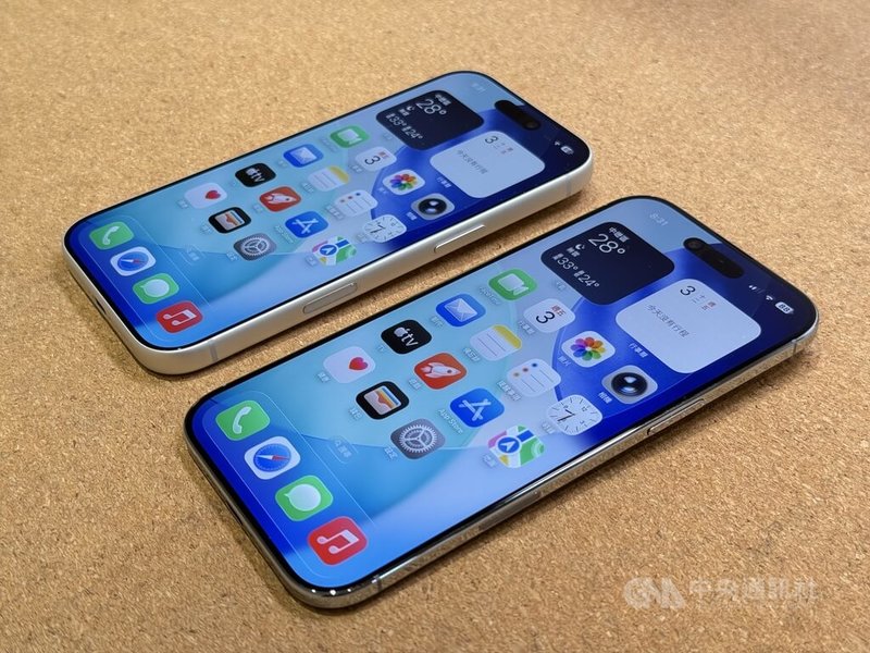 蘋果公司推出輕薄手機iPhone Air(右),配備6.5吋顯示器,更新頻率最高可達120 Hz,與iPhone 17系列同等級,圖左為旗艦機iPhone 17 Pro。中央社記者吳家豪攝 114年10月9日
