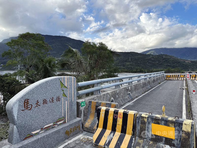 台9線馬太鞍溪橋遭洪水沖斷,聯絡縱谷的交通要道中斷,替代道路繞行時間多出40分鐘到2小時;在交通部公路局全力動員、日夜趕工下,涵管便道預定10日下午通車。中央社記者李先鳳攝 114年10月9日