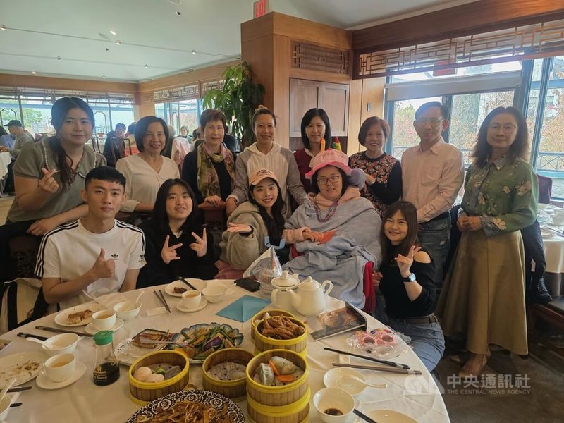 過去近半年來,Sora(前右2)的朋友、溫哥華台灣僑胞、駐溫哥華經濟文化辦事處官員等許多人每天到醫院陪伴她,讓她喜獲重生,如今眾人陪她一起開心過生日。中央社記者程愛芬溫哥華攝 114年10月9日