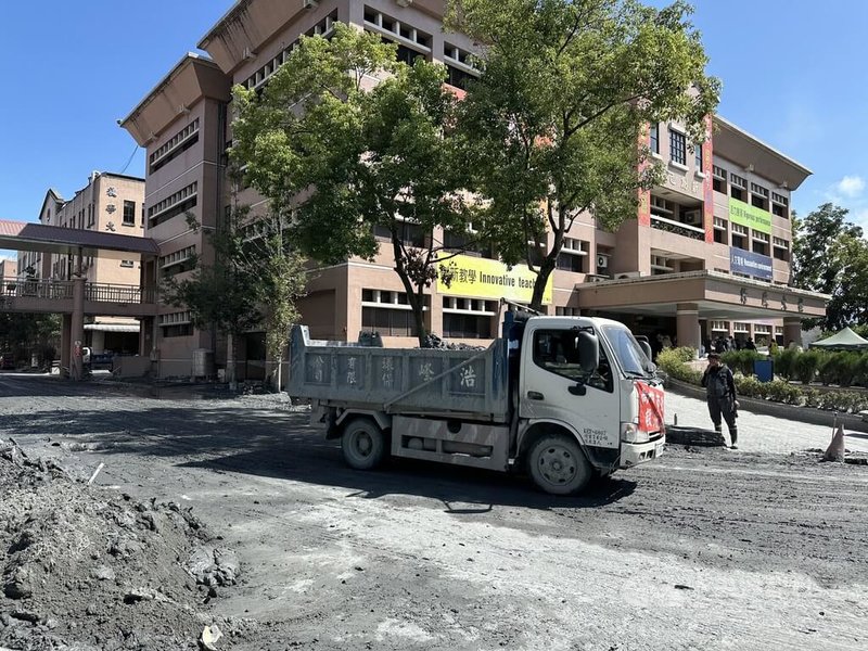 花蓮光復商工為馬太鞍溪堰塞湖洪災重災區之一,校園內一度滿是厚厚淤泥、基礎設施受損嚴重,目前在國軍及各地「鏟子超人」投入幫助下,13日將正式恢復實體上課。中央社記者李先鳳攝 114年10月9日