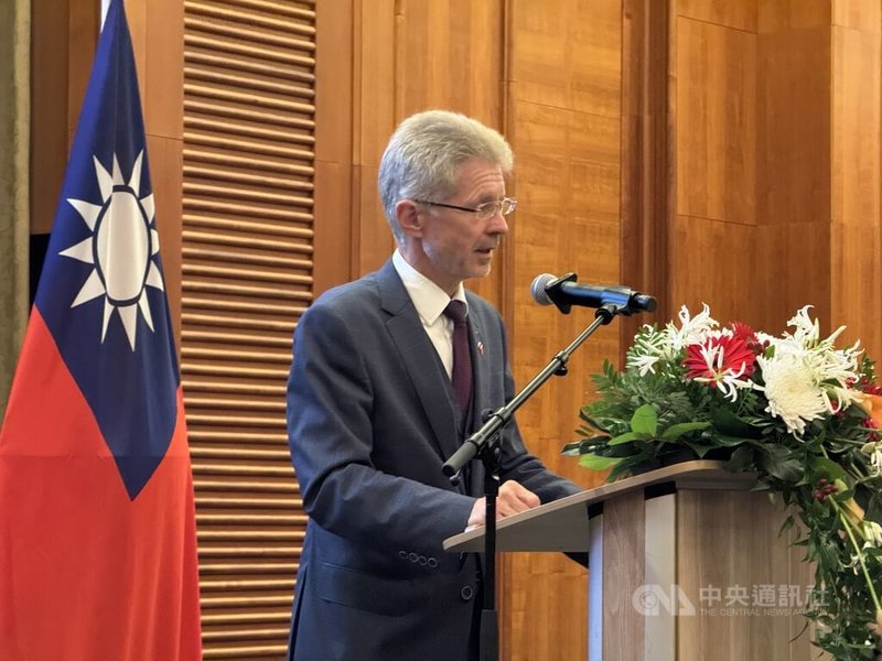 駐捷克代表處8日舉行114年雙十國慶酒會,捷克參議院議長維特齊致詞時表示,捷克與台灣維持良好合作,他對近期故宮捷克展中的鯉魚印象深刻,台灣的鯉魚逆流而上的精神,象徵耐力與克服困難的力量,代表兩國應共同追求自由、真理與正義。中央社記者劉郁葶布拉格攝 114年10月9日