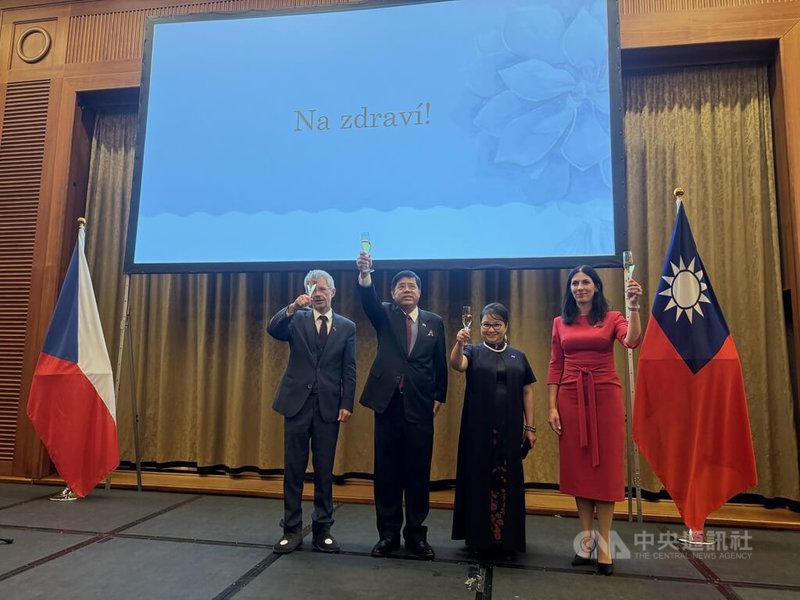 駐捷克代表處8日舉行114年雙十國慶酒會,近300位貴賓共襄盛舉,駐捷克代表陳立國夫婦邀請捷克參議長維特齊、眾議長艾達莫娃舉杯祝酒。中央社記者劉郁葶布拉格攝 114年10月9日