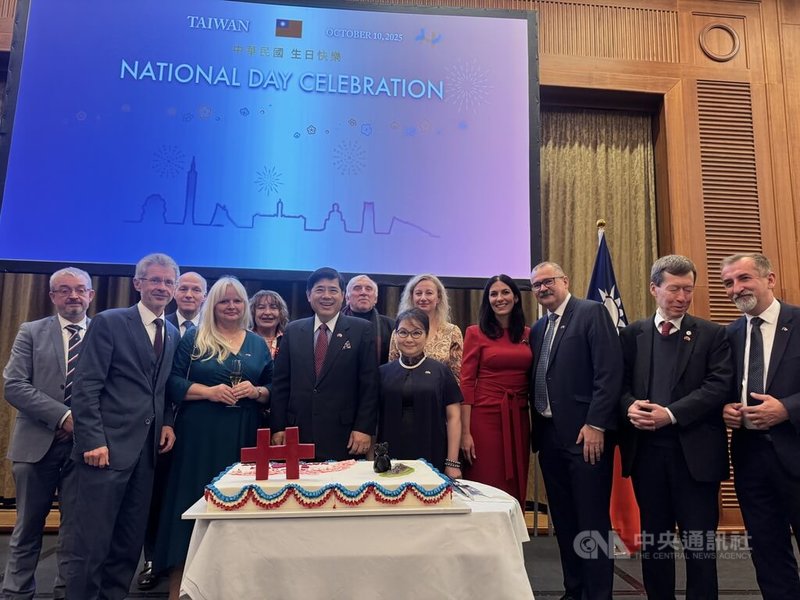 駐捷克代表處8日舉行114年雙十國慶酒會,近300位貴賓共襄盛舉,捷克參議長維特齊(左2)、眾議長艾達莫娃(右4)到場,支持台捷密切合作與深厚友誼。中央社記者劉郁葶布拉格攝 114年10月9日