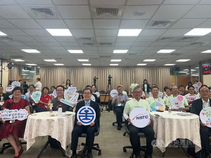 國科會9日舉辦「2025台灣科普環島列車」行前記者會,正式揭開10週年系列活動序幕,列車將於10月20日至10月25日展開環島6天之旅。國科會主委吳誠文(前右2)等人出席。中央社記者趙敏雅攝 114年10月9日