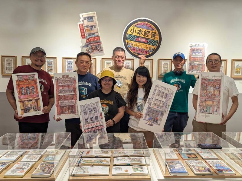 「小本經營-大稻埕 七人聯展」即日起在台北迪化街「迪化半日」2樓開展,7名參展畫家細膩描繪迪化街49棟樓房建築。中央社記者王寶兒攝 114年10月9日