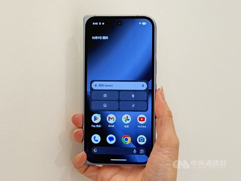 Google Pixel 10 Pro Fold折疊機9日開賣,外螢幕放大至6.4吋,峰值亮度提高到3000尼特,在強光環境下能更清楚顯示。中央社記者吳家豪攝 114年10月9日