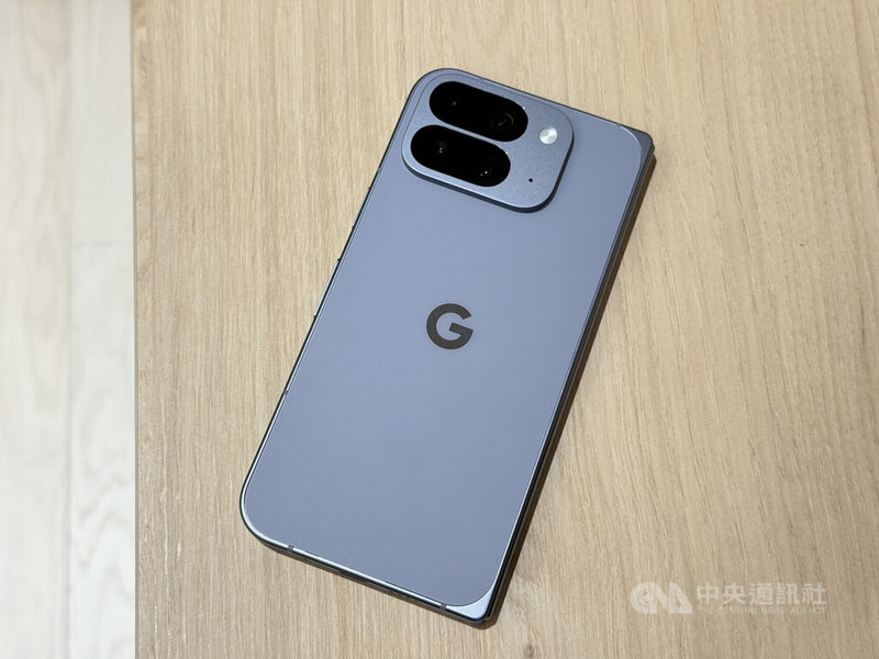 Google Pixel 10 Pro Fold折疊機9日開賣,搭載專業級後置3鏡頭系統,包括4800萬像素廣角鏡頭、支援微距對焦的1050萬像素超廣角鏡頭、具備100倍專業解析變焦的升級版望遠鏡頭。中央社記者吳家豪攝 114年10月9日