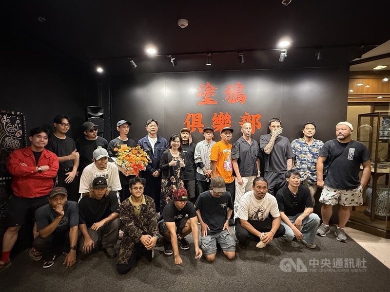 「塗鴉俱樂部」文化活動首次移師曼谷,為台灣塗鴉藝術家與國際藝術圈搭建交流平台。圖為台灣、泰國、日本和歐美共12名藝術家和相關人員一同合影。中央社記者李宗憲曼谷攝 114年10月9日